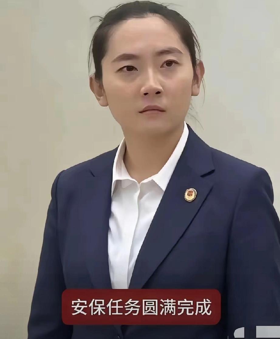 这趟大陆行程，估计最郁闷的就是那位女保镖了。
本来人家接的任务就是默默保护安全，