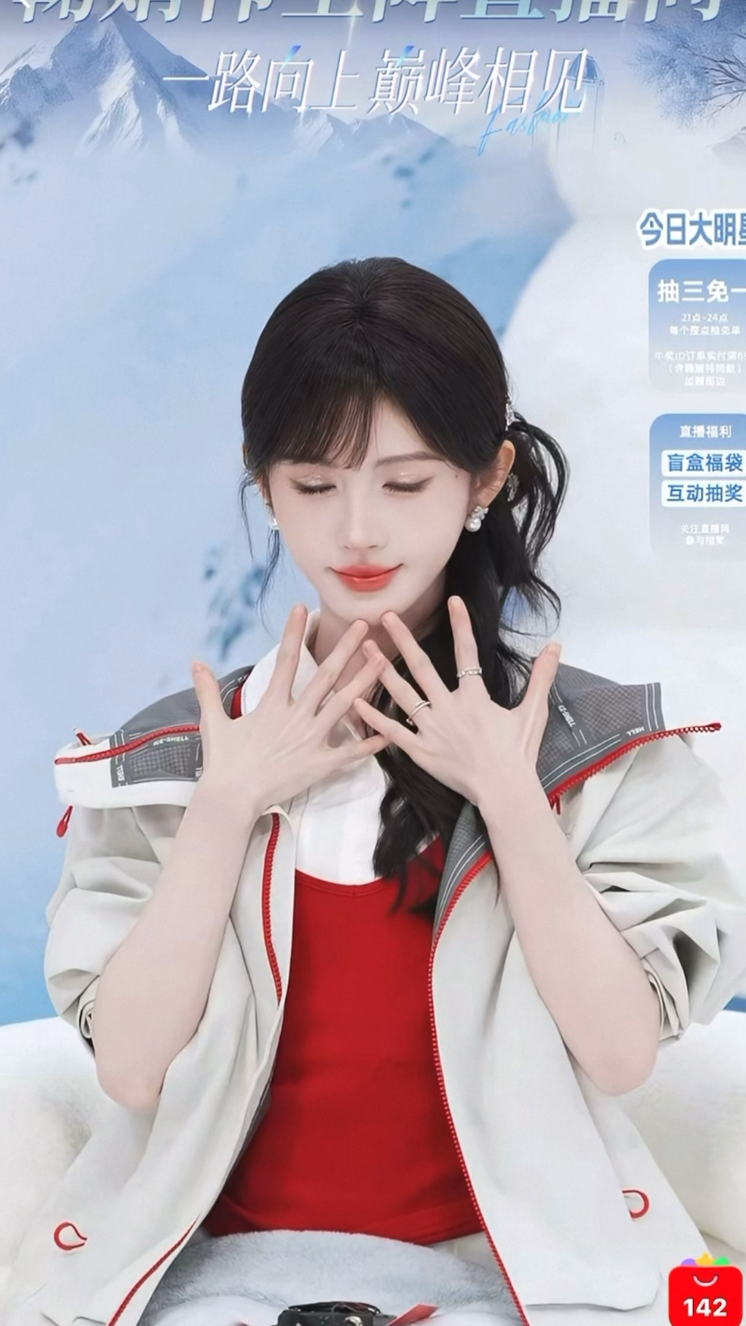 我们小鞠模仿橘子表情包，模仿完被自己逗得害羞的不行，大美女怎么摆都美腻！鞠婧祎直