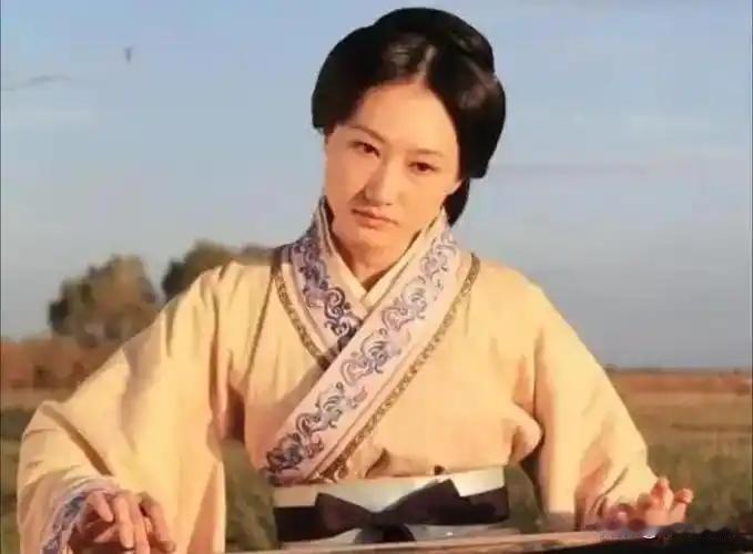 蔡文姬人生结局。
蔡文姬是东汉末年知名文学家、音乐家，精通诗、赋、音律，代表作有