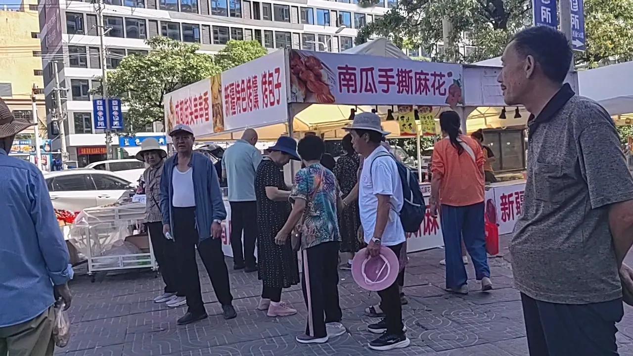 乐东九所新区今日中午人气超旺，可面食摊老板却满不在乎。海南 周末像往常一样到三亚