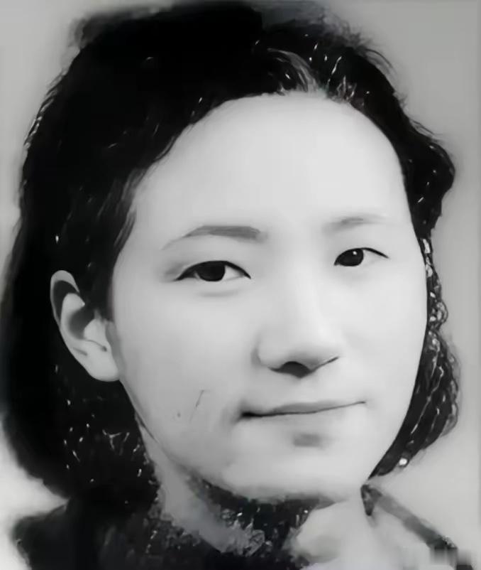 1934年，新婚后不久，才女作家苏青就撞见丈夫与表嫂约会，她隐忍不发，接连生下5