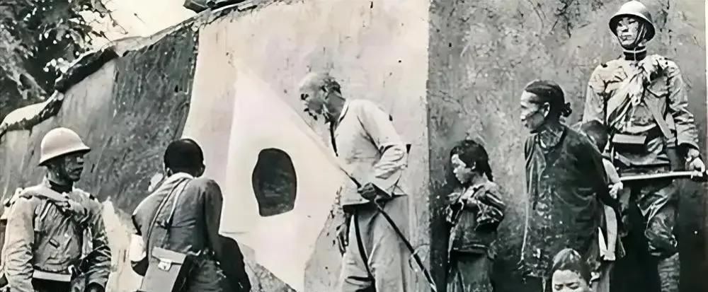 1938年4月，百家村内，日军让一个呆傻男当众玷污一妇女。突然，妇女猛然起身，竟