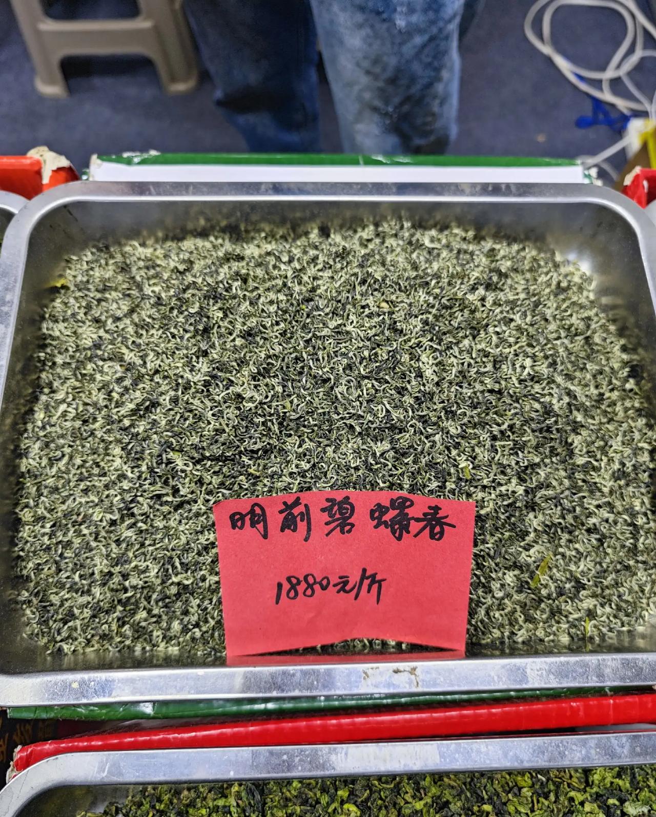 威海茶博会，这款1880的茶多少钱能拿下？
答案是，300多两斤。
一位老茶客走