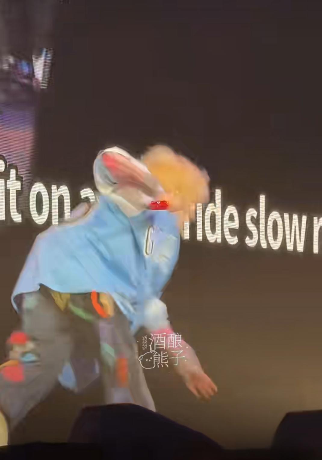 鹿晗急喊“那段删掉”，装无事发生的样子萌翻了
 
谁没见过鹿晗耍帅？可这次西安演