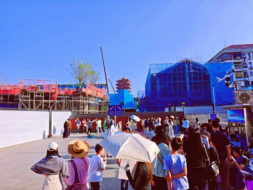【黄鹤楼新红墙即将亮相】4月25日，黄鹤楼老红墙依旧人气火爆。旁边全新2.0版红