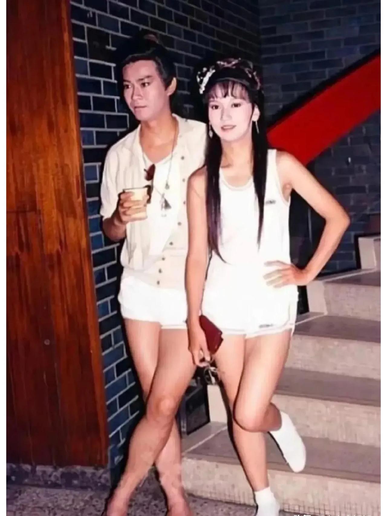1978年的夏天，郑少秋和赵雅芝在拍戏时的一张合影，两个人穿得都很清凉。
那时候