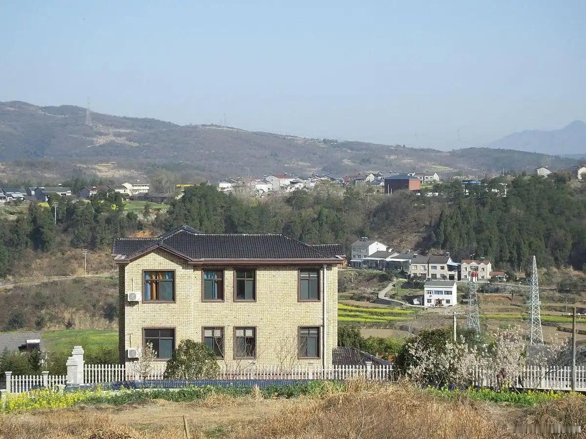 规定说禁止城镇居民和退休干部到农村占地盖房，这一点挺好的，但还漏了一个重要环节，