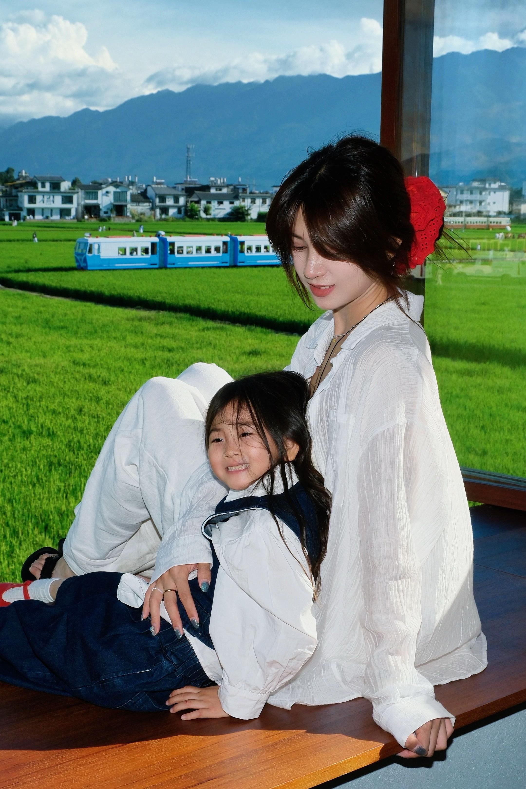 32岁的我 女儿4岁。为人父母该铺的路 我们尽量不失误 但长大做宰相还...