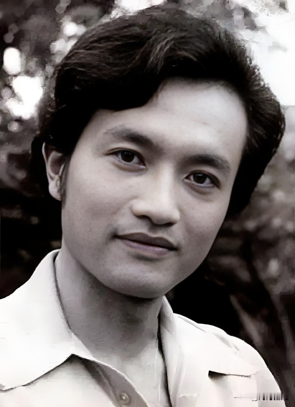 🎬 这张老照片上的男演员您认识吗？

浓眉大眼，一身正气，是80年代银幕上很有