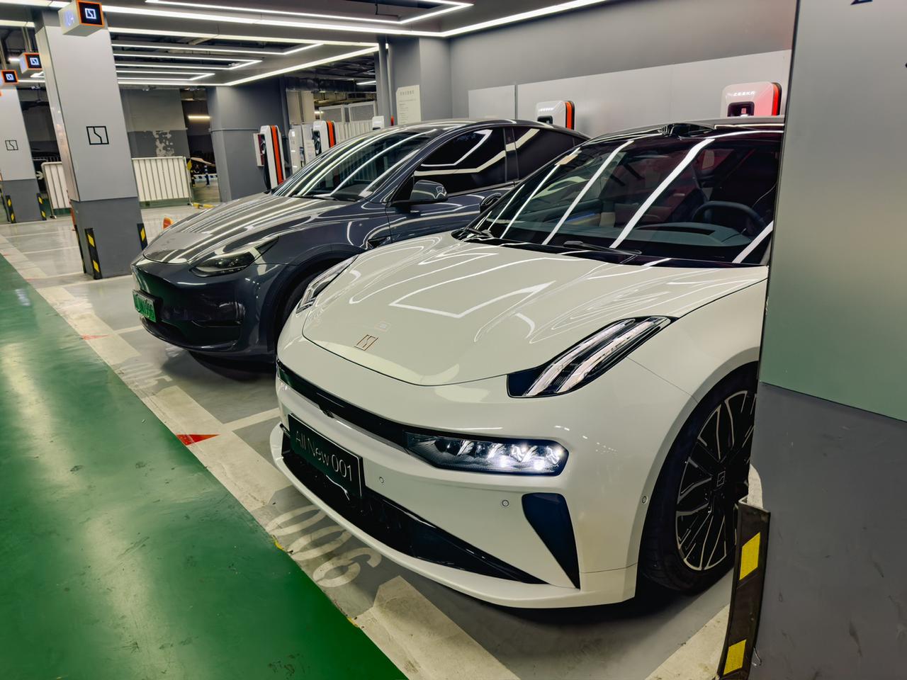 今天试驾的这台全新极氪001没啥电了，来到极氪自家的极充站实测下充电效率，充电桩