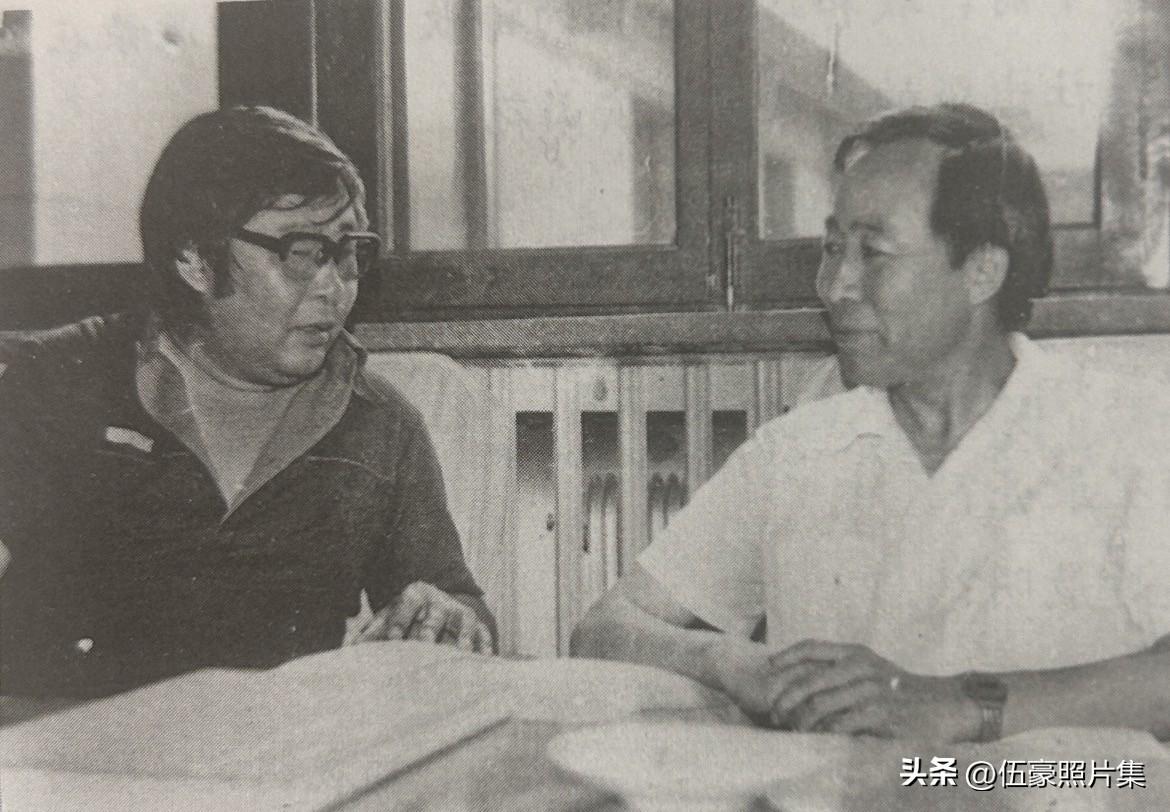 1988年，路遥（左起）与延安大学校长申沛昌的合影。早在1973年，初中毕业、曾