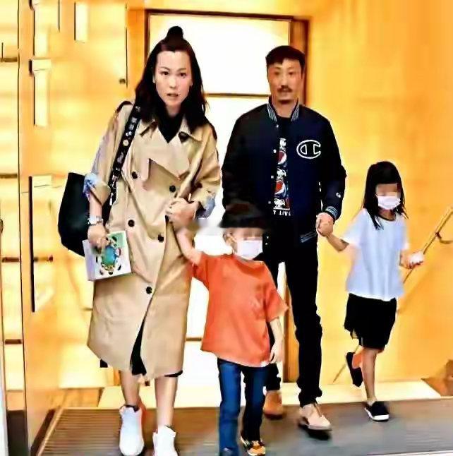 郑中基真的属于那种装傻的男人，明知道余思敏嫁给自己图钱，愣是婚姻期间不给多余的钱