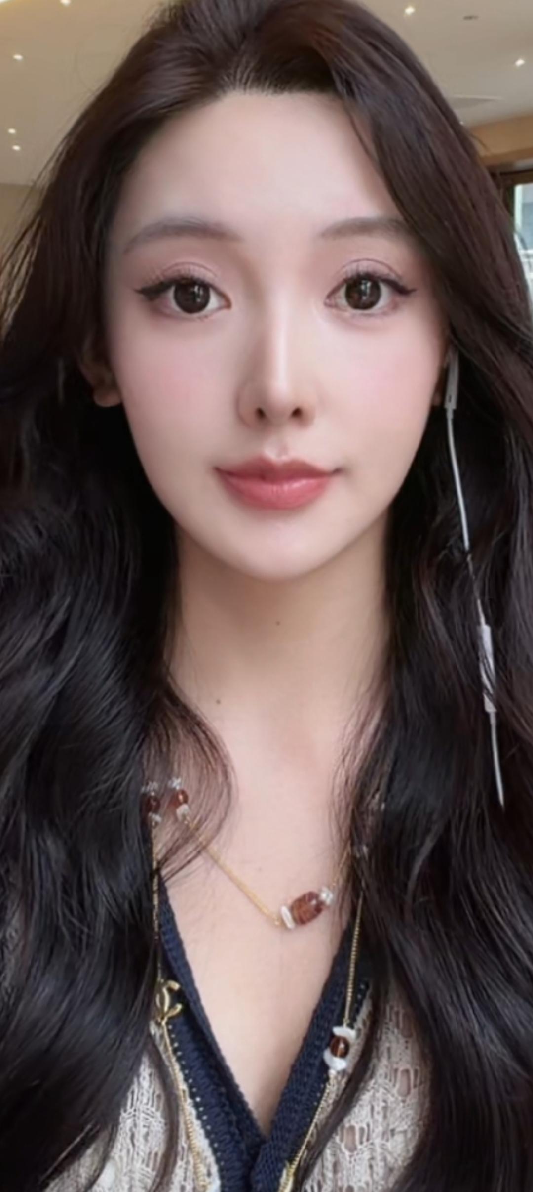 这姑娘的妆容好精致！