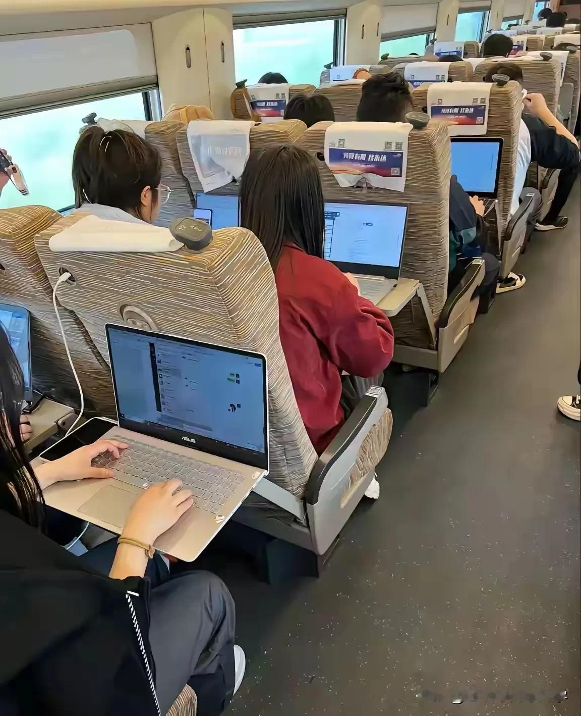 上海到北京的高铁居然被称为牛马专列，
火车上的每个人都在聚精会神的盯着电脑，
都