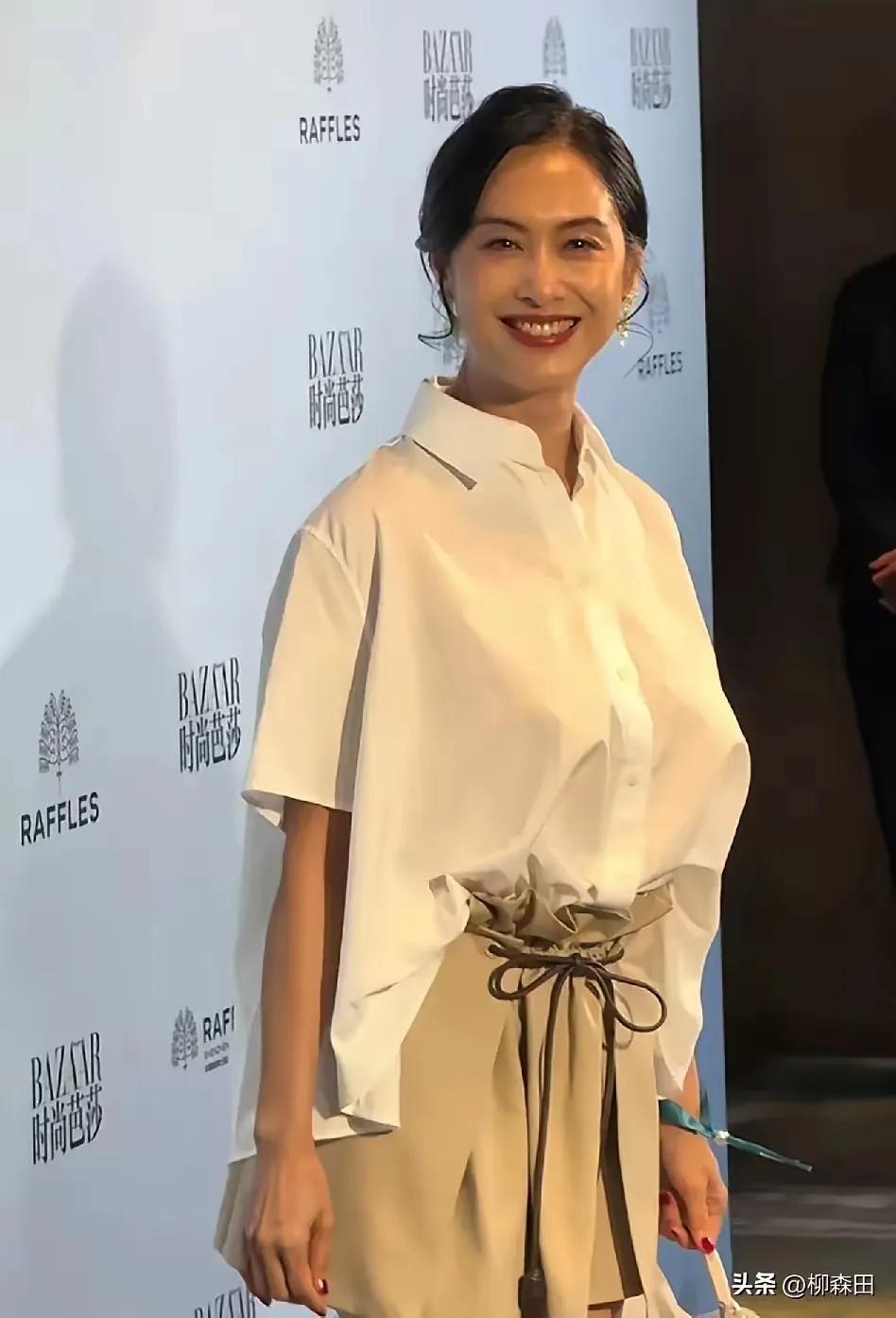 不知道是朱茵本身气质问题？还是衣品的问题，感觉这胸都要垂到腰上了。

不得不说，
