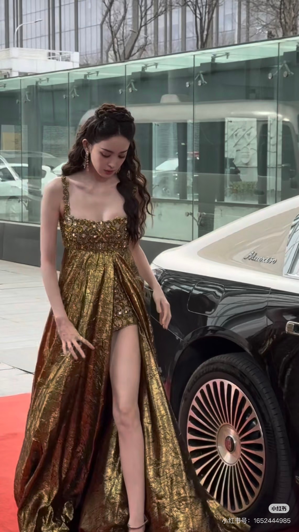 娜扎 人间维纳斯娜扎这套look的重点就是腿啊，生图状态无敌好！太美了！ 