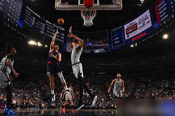 拿着200万的底薪，干着首发的活，科比-桑德斯快被泰伦-卢用废了！
科林斯一回