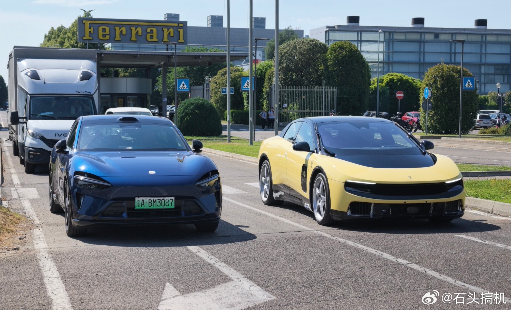 小米旁边的是啥车？怎么这颜色跟个出租车🚖一样…