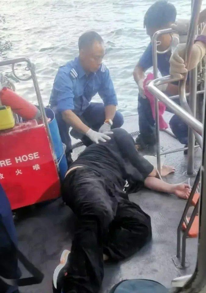 香港顶流姜涛落海无险，照片显胖态。内娱对身材严苛，他却随性不忌嘴，梦想退休享生活