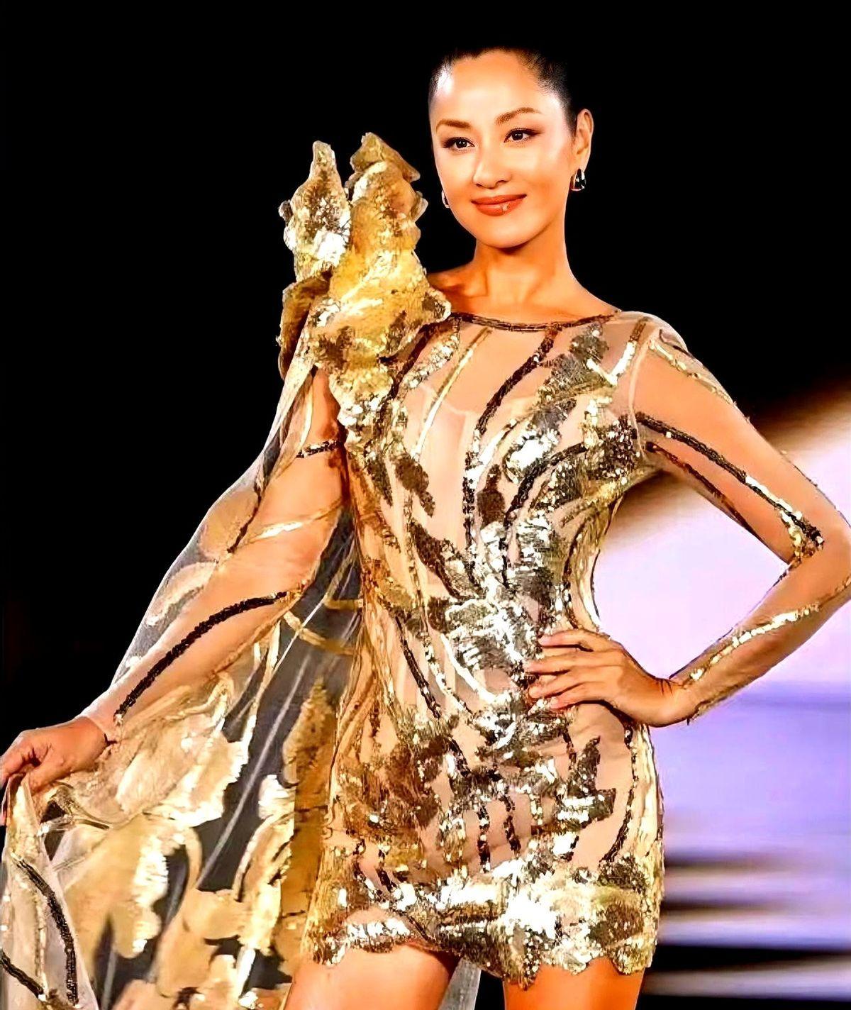 她1米75，当年被话剧团赶出门，说太高；30年后，她踩着高跟鞋压轴走完1分45秒