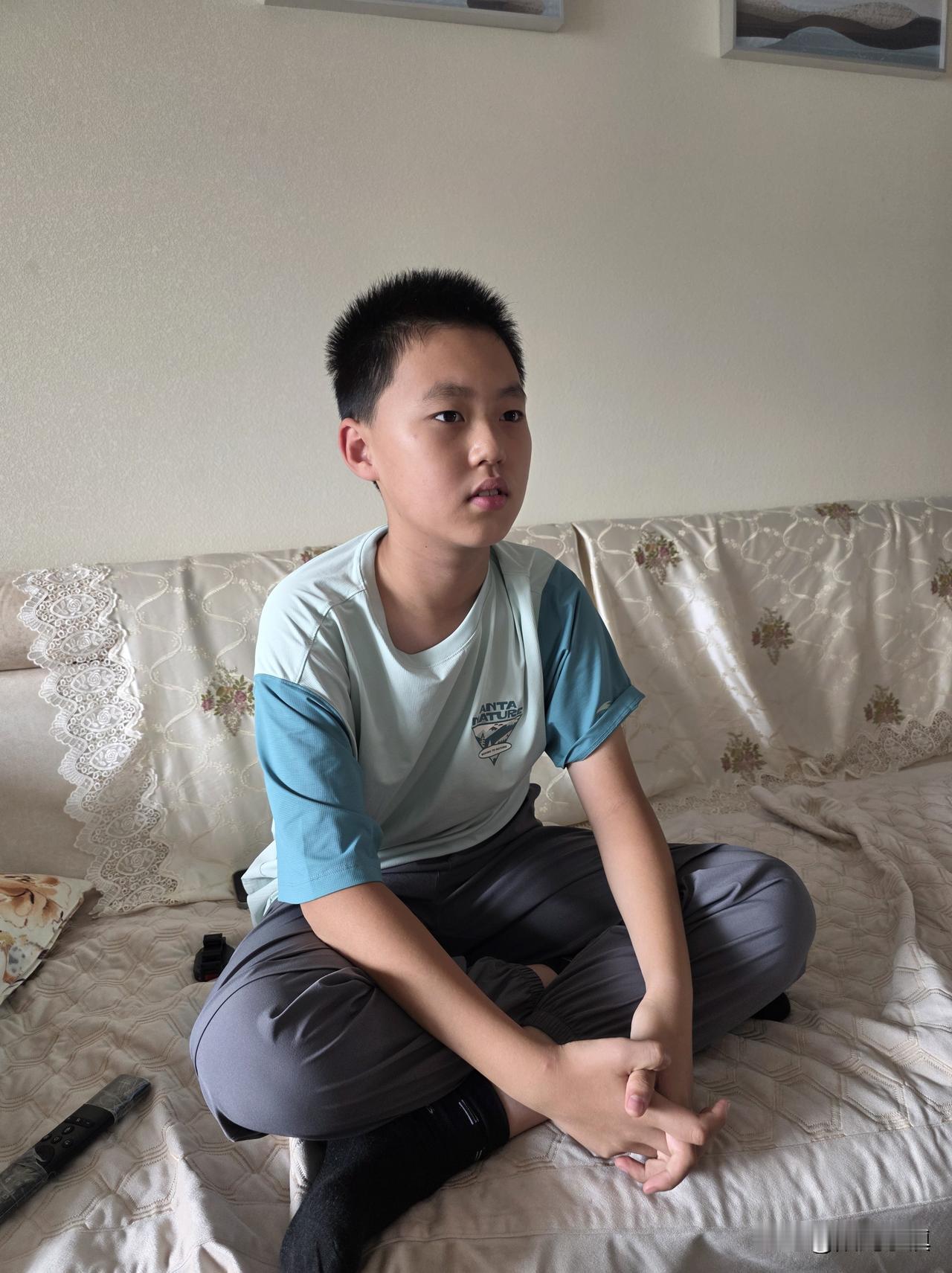 这样的姥爷谁不喜欢……

跟他说好的，主要是玩，电视、手机、游戏随便，前提是玩一