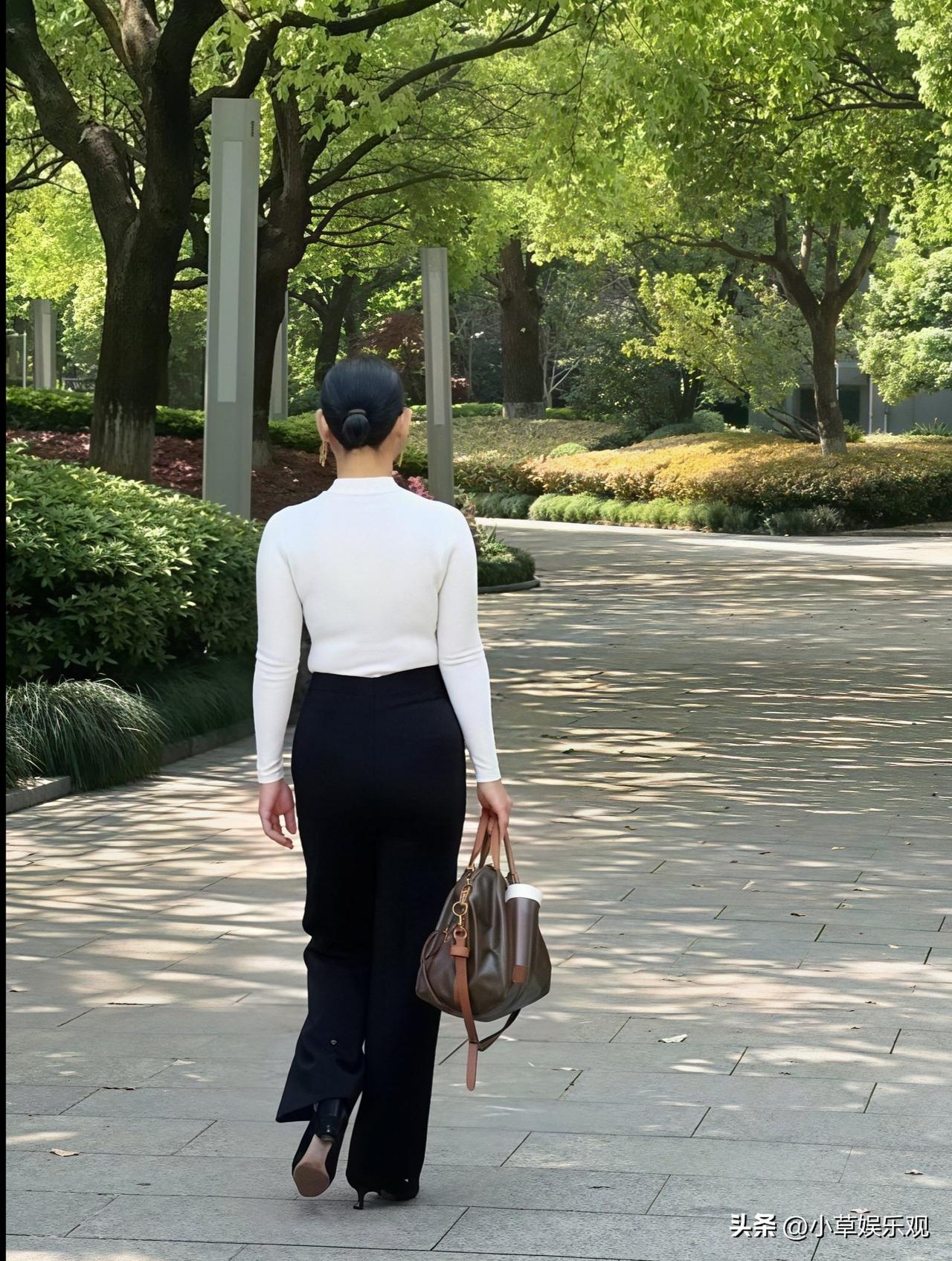 三五百米的路，车还没热到位，人已经溜达回来了，顺道把脑子里的乱七八糟事也捋顺了。
