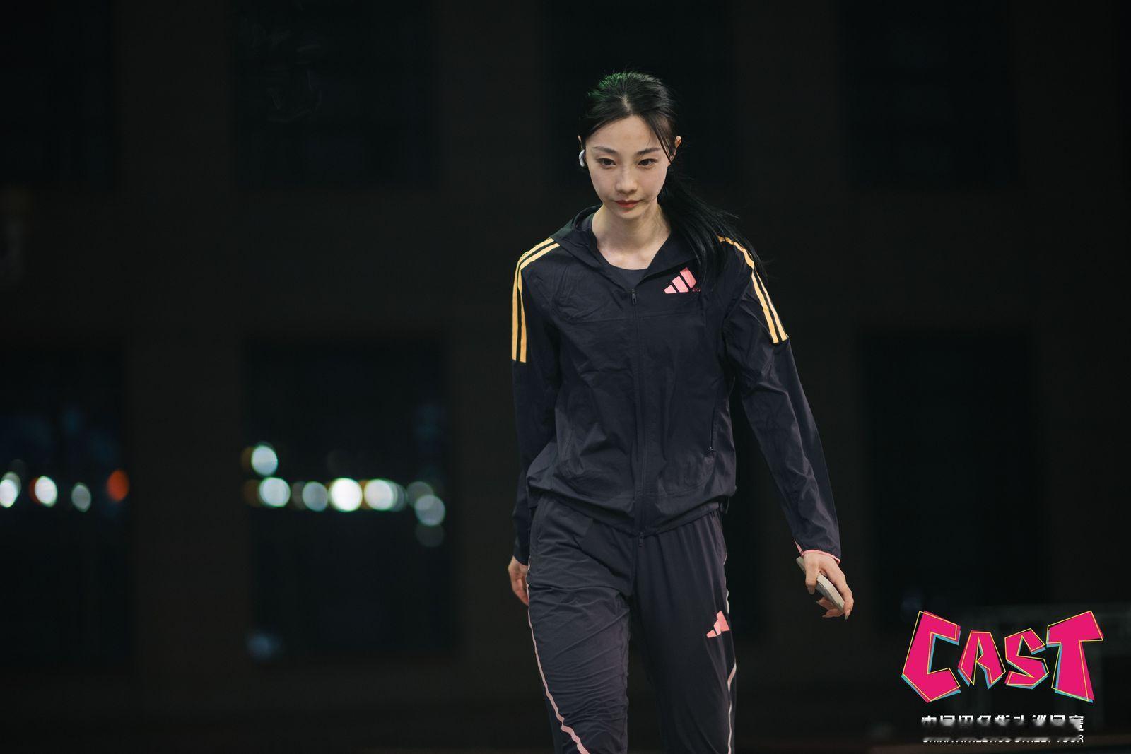 #田径运动员为去巴黎当街battle# 中国田径街头巡回赛杭州站，田径将士们展现