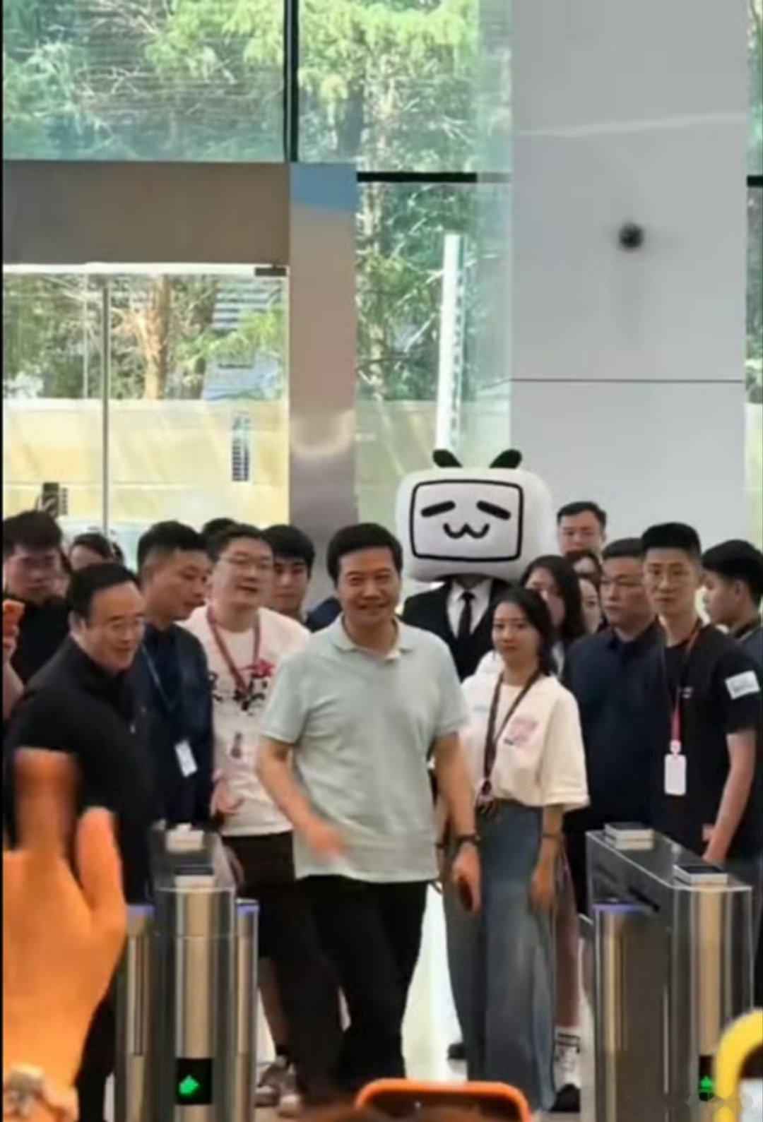 雷军现身B站总部简介一个“OK”玩懂年轻人梗。别的老板端着架子，雷总直接化身汽车