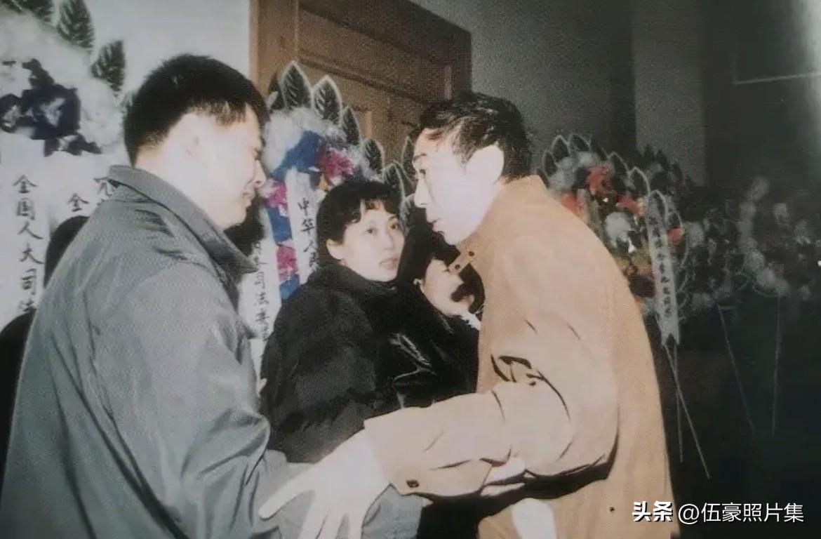 2003年11月，北京八宝山革命公墓，著名相声表演艺术家冯巩在李九龙上将遗体告别