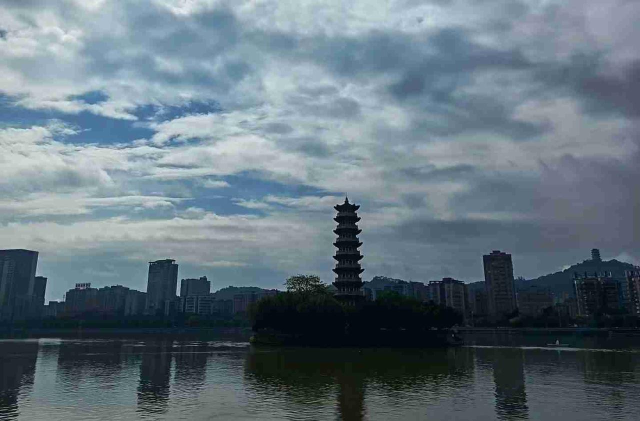 ❤️能够处理情绪的，都是高手。无论哪种情绪，都已经不是干扰我们的敌人，而是陪伴的