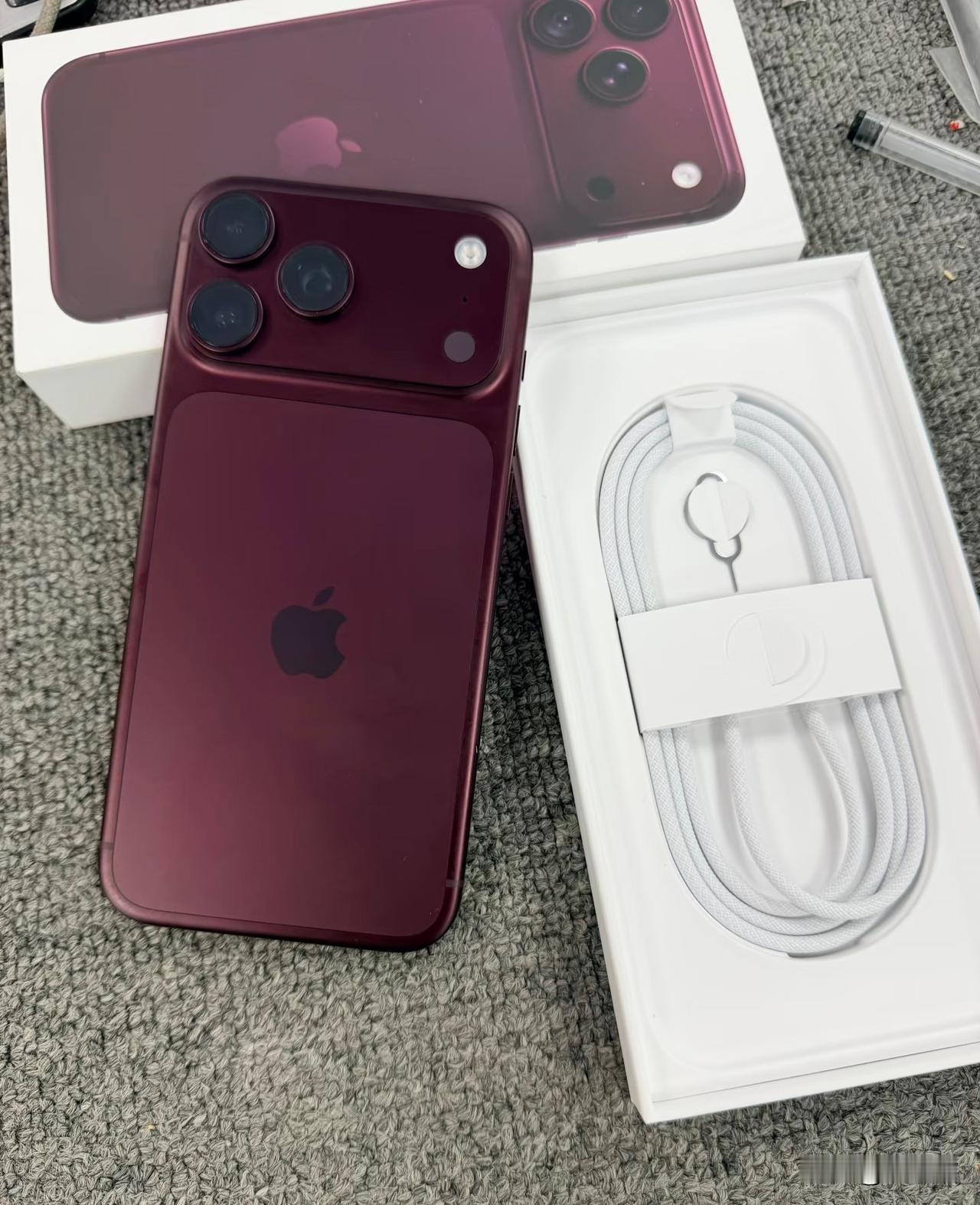 去香港买iPhone 18 Pro，
盒子没扔被海关逮住退港，
你想着还有一万二