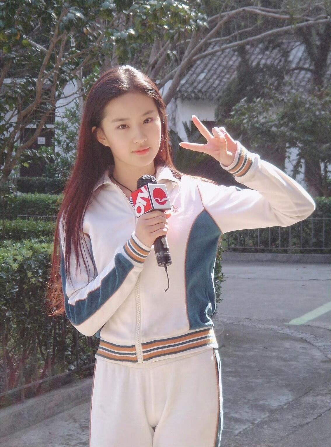 刘亦菲的学生时代2004年11月，神雕侠侣媒体探班拍摄，戏里戏外小大人 