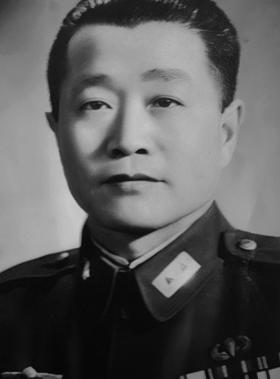 1927年，周恩来被捕。谁料，审讯他的人，竟是他的学生。他凑近周恩来，轻声说：“