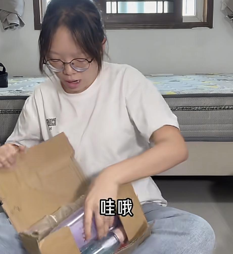 谢浩男妹妹谢炜琳ip到江苏了
看样子是在江苏租房子了
今天谢炜琳更新了一条动态，