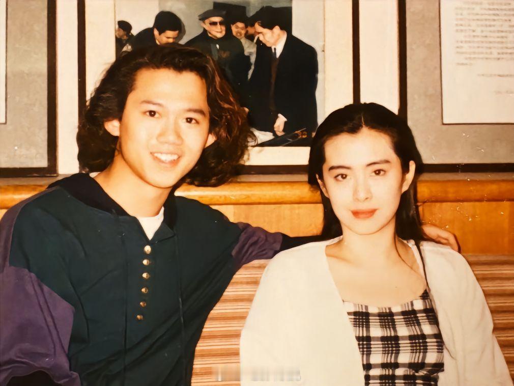 #王祖贤[超话]# 早年李东田与#王祖贤# 的合影（转自李东田自媒体号） ​​​