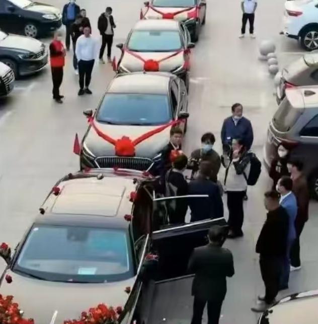太过分了！北京一新郎花26600元租8辆婚车，迎完亲，准备回酒店办结婚仪式时，司
