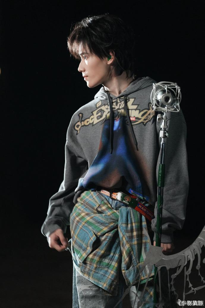 张真源舞台王者来的  张真源屁帘look真的是帅得挺有个性的呀，咱们的张真源完全