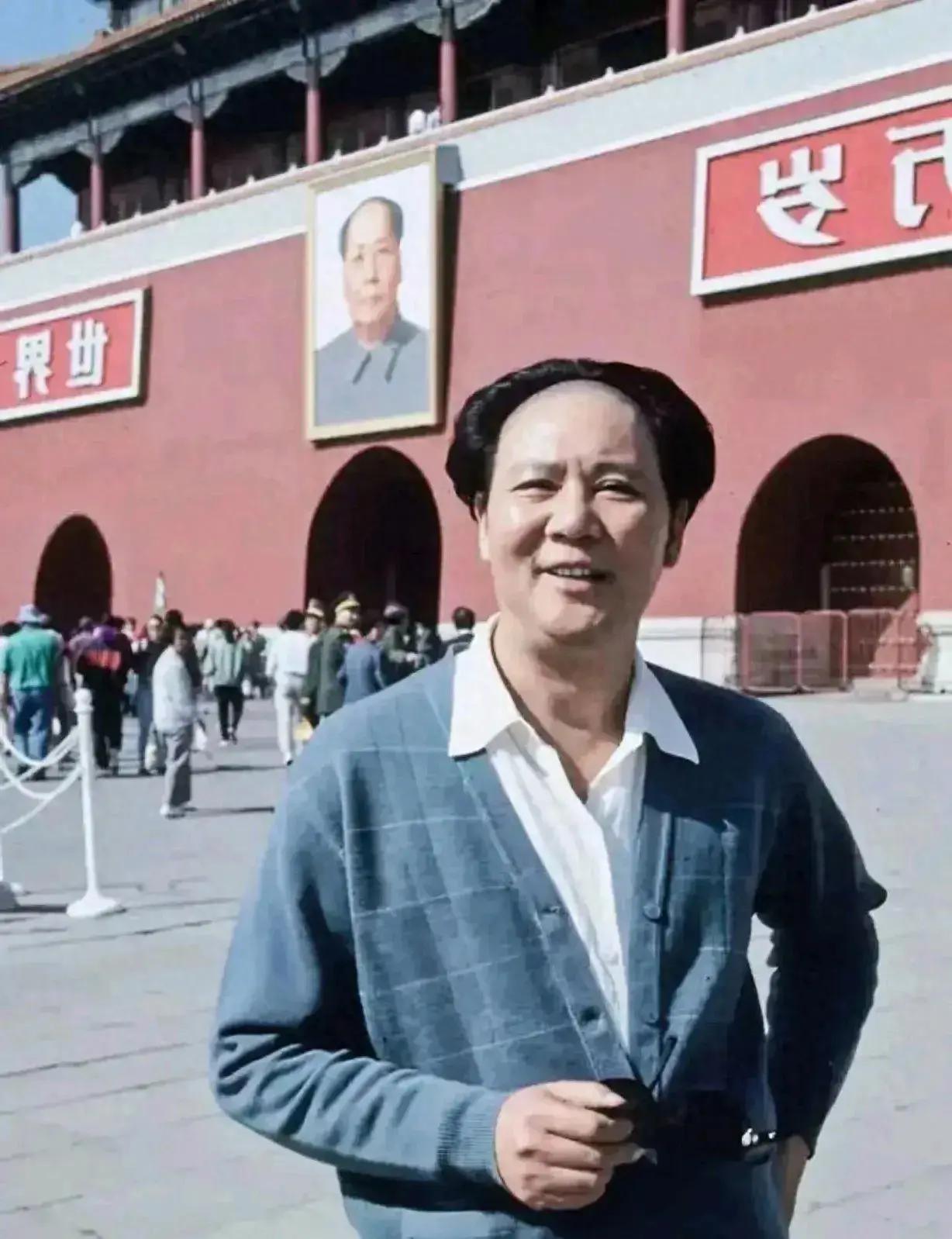 这是毛主席特型演员古月在天安门前和毛主席照片的合影，乍一看，仿佛那个伟人就在我们