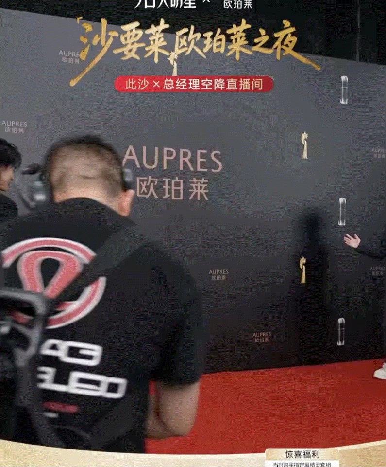 此沙提手提箱走红毯此沙红毯帅成这样了一身修身正装搭配复古手提箱亮相红毯，此沙单手