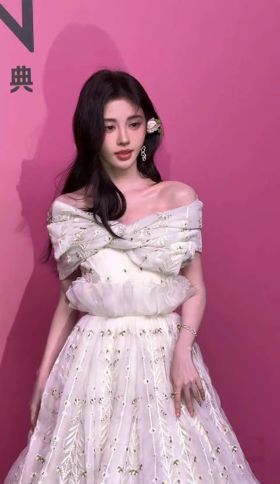 鞠婧祎肩膀怎么怪怪的 ​​​