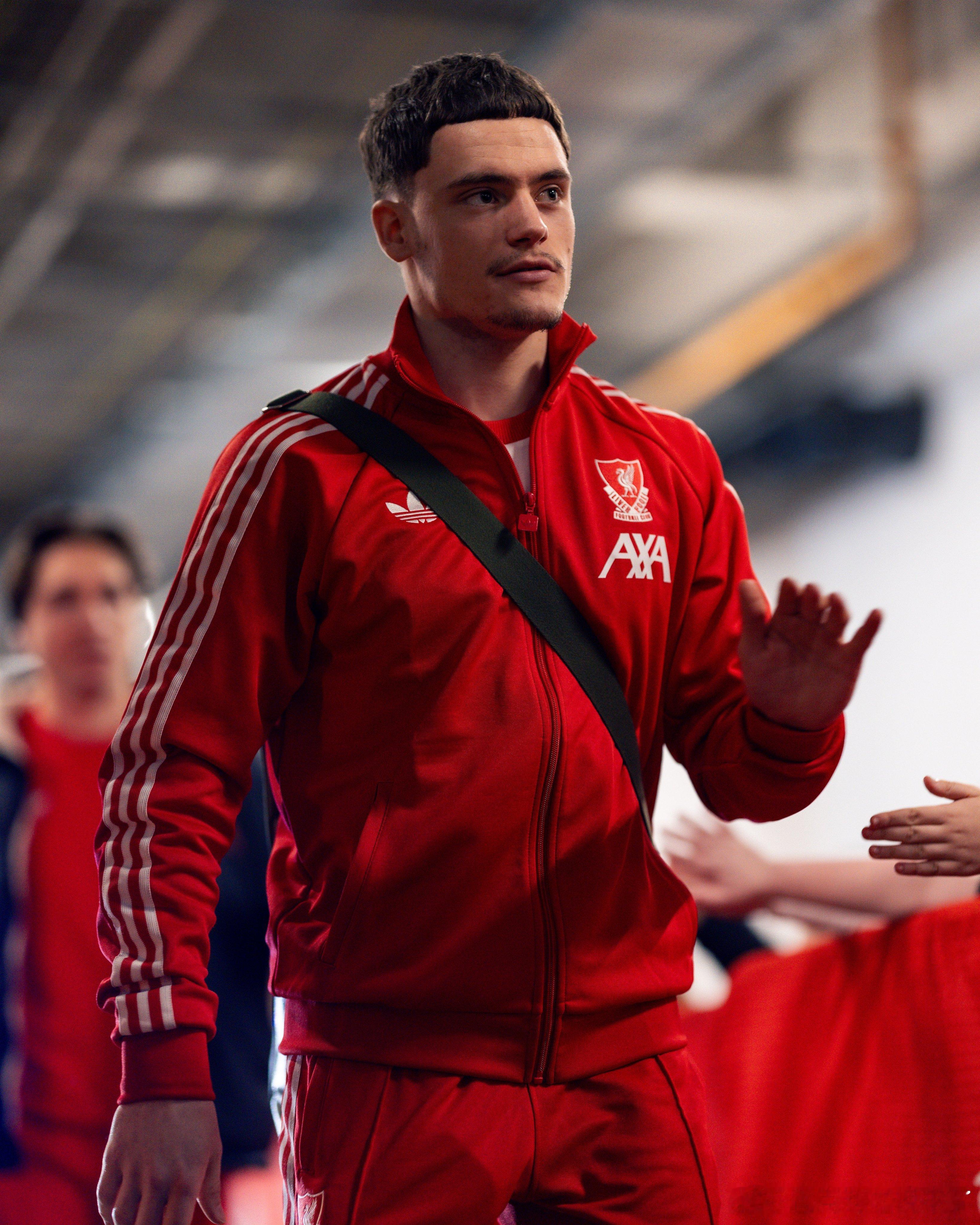 利物浦足球俱乐部 x adidas 复古联名系列已正式发布红色的外套很好看啊 