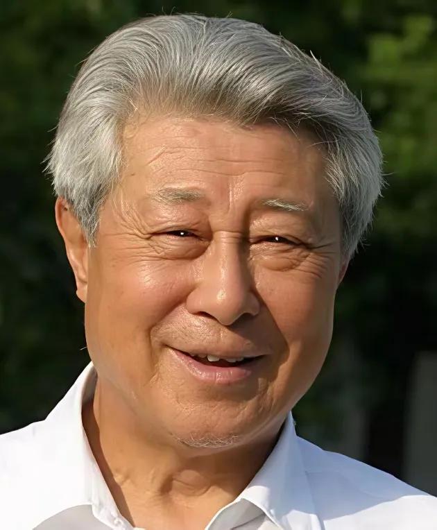 王心刚今年93岁了，从美国返回中国，现居住在国内养老院，选择了和普通老人一样的低