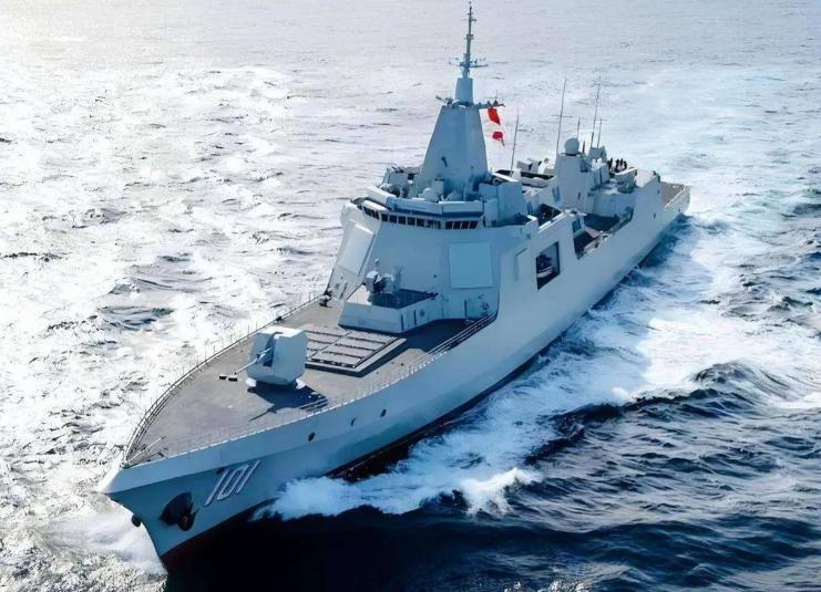 黄海海域上空突然爆出密集的轰鸣声，055万吨大驱火力全开，多批次模拟无人机靶标被