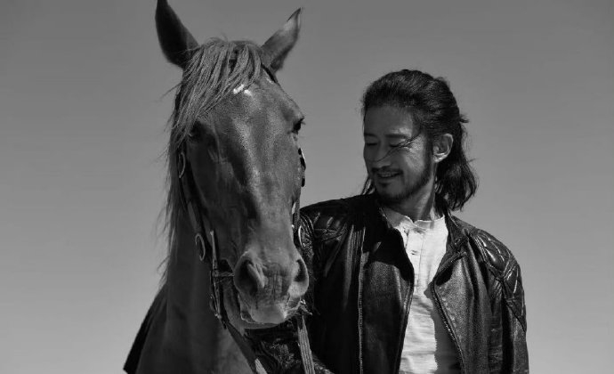 没想到吴京竟然有生日写真了 吴京生日写真直接打破固有印象！满屏电影质感，硬朗身形