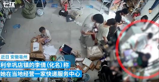 一人得道，鸡犬升天！安徽亳州，怀孕女子开了家快递站，一个老太太来取快递，发现快递