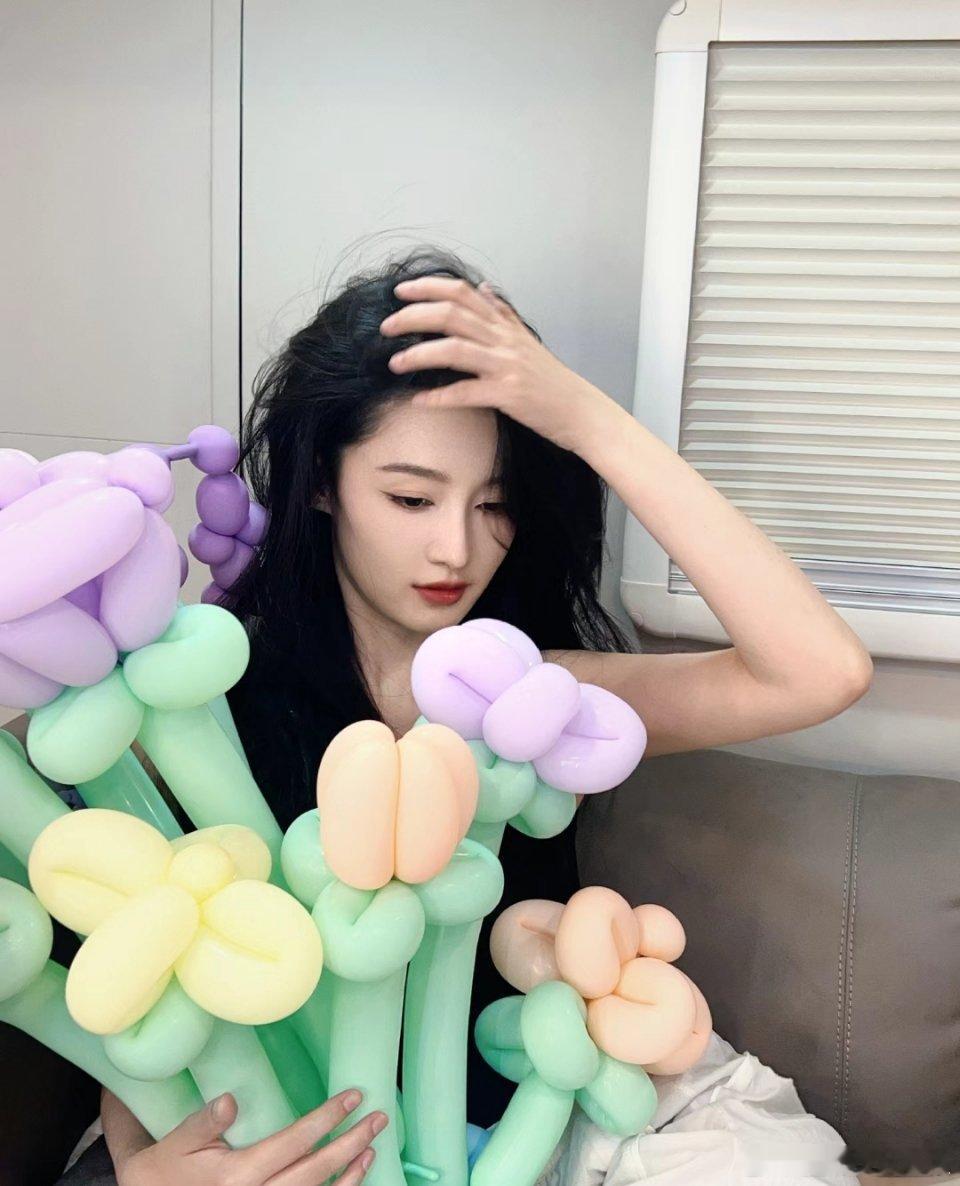 李沁好漂亮，感觉女明星真的是不惧场地和自己的状态，只要今天衣着得体，随便拍，怎么