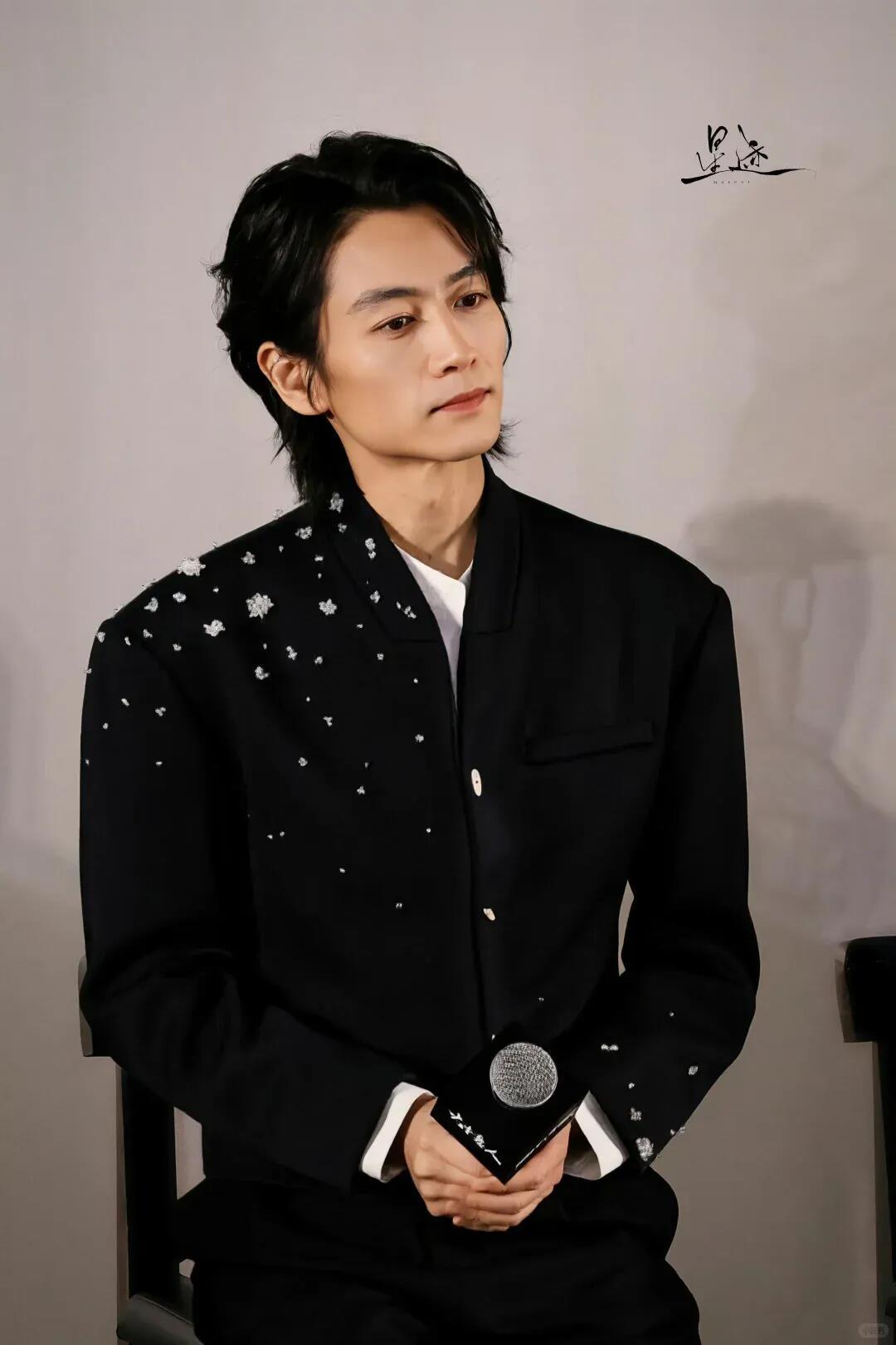 外国人上陈晓这桌了感觉他现在更有成熟男人的魅力了 