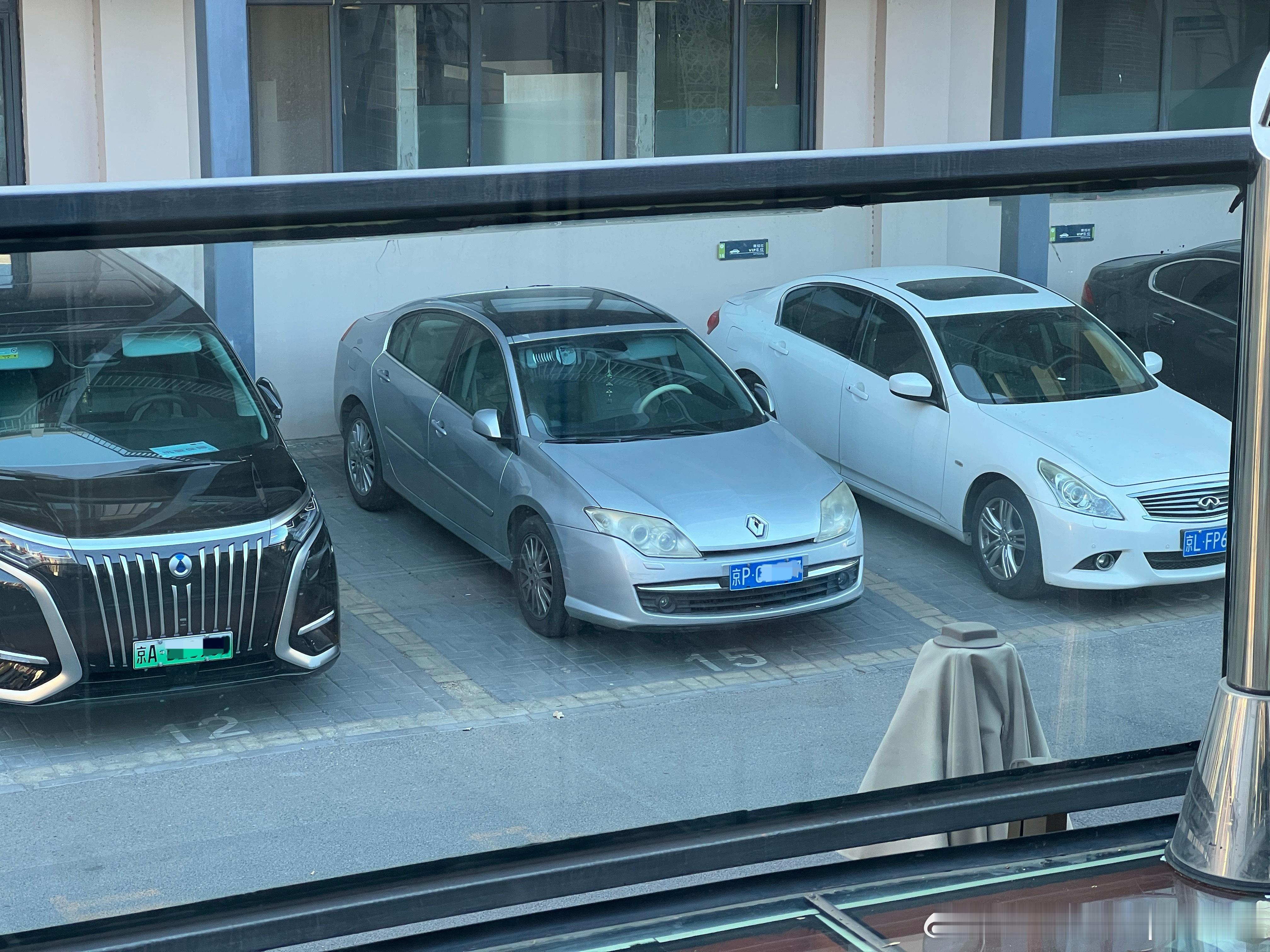 雷诺绝对是当年引进国内的法国车中的冷门品牌。尤其是车系中的拉古那，喜欢的人真是觉