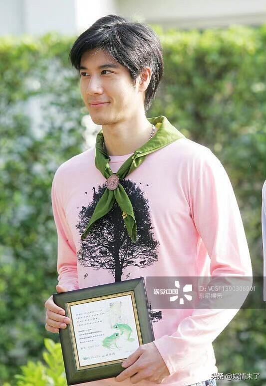 这是2008年北京奥运会期间，作为火炬手参与可口可乐绿色植树公益活动时的画面。在