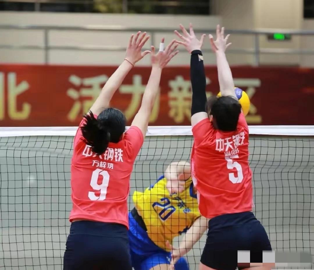 女排冠军赛冠亚季军预测：
1、冠军：大概率是江苏队，以周页彤吴晗唐欣为三叉戟，以